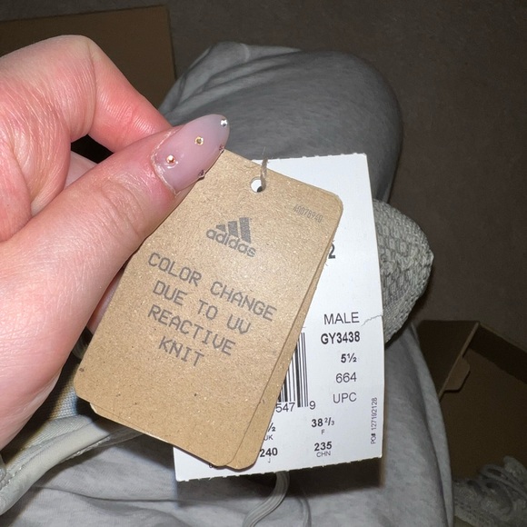 yeezy 350 V2 - Picture 4 of 4